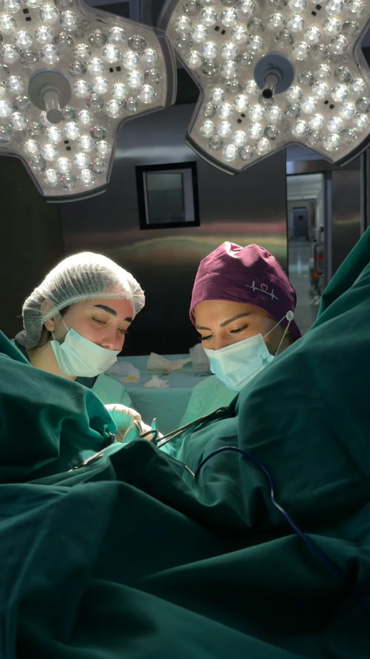 Op. Dr. Dilarə Həsənova və həmkarı əməliyyat zamanı