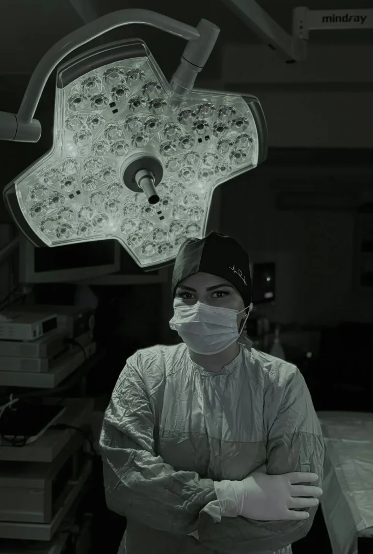 Op. Dr. Dilarə Həsənova əməliyyat otağında, cərrahi forma və maskada